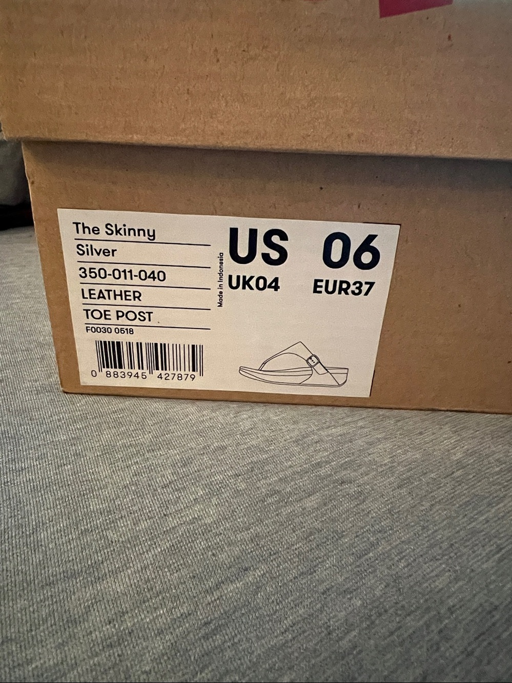 The Skinny FitFlop Silver Textured Toe-Post Sandals for Women - Picture 5 of 5